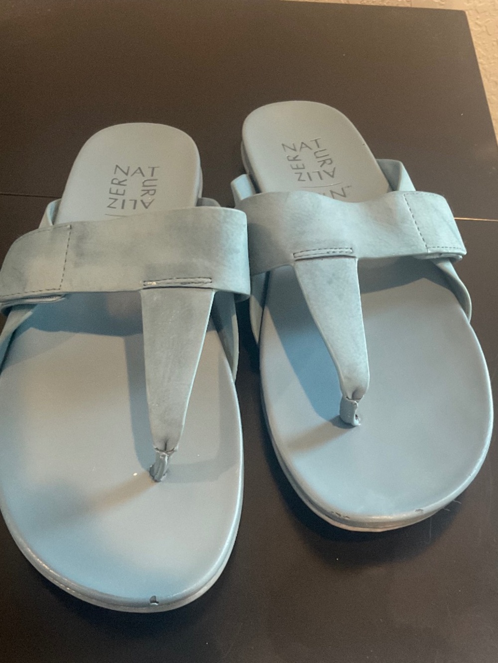 Blue leather NaturalIzer thong sandal.